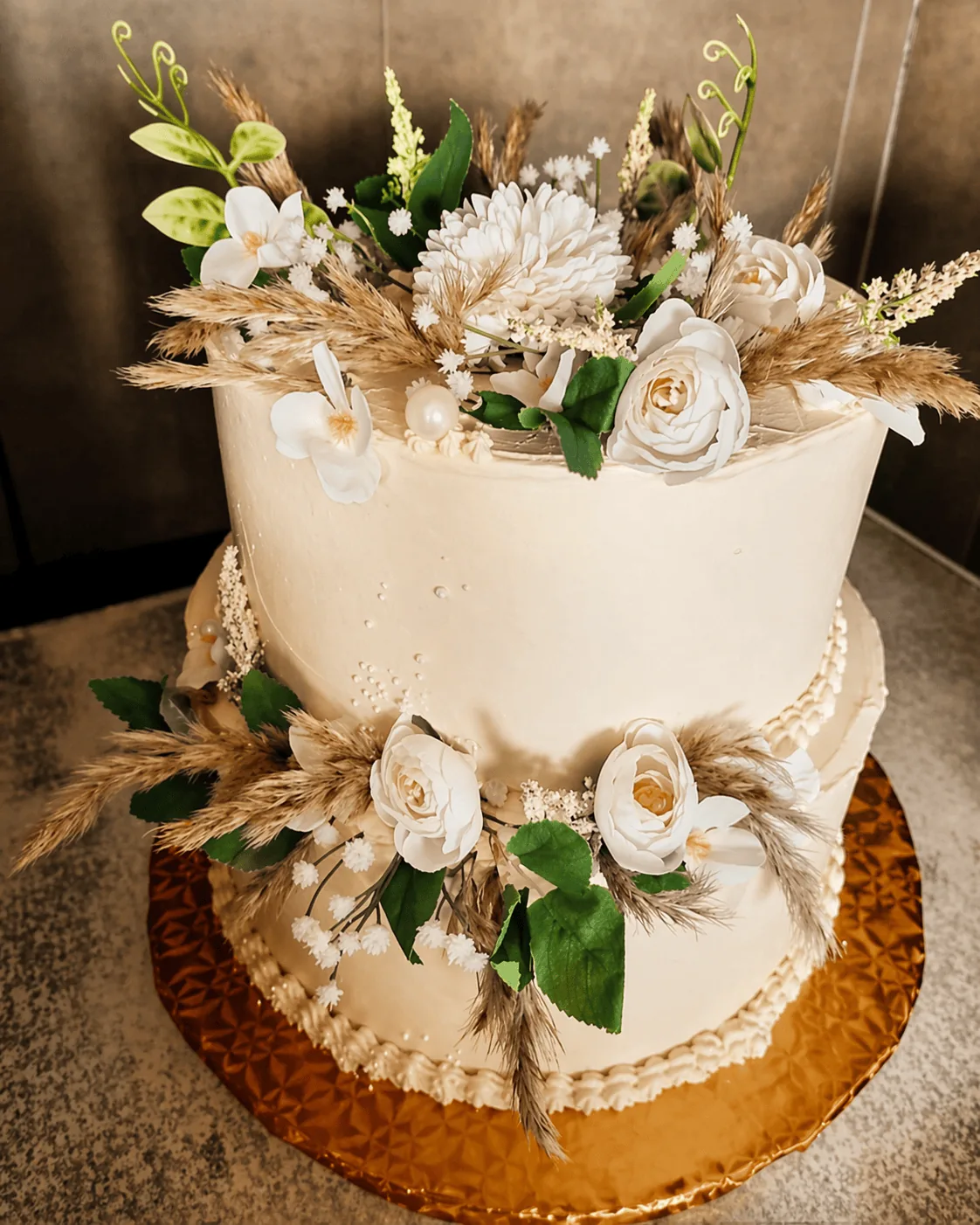 Minimal ivory wedding cake with florals